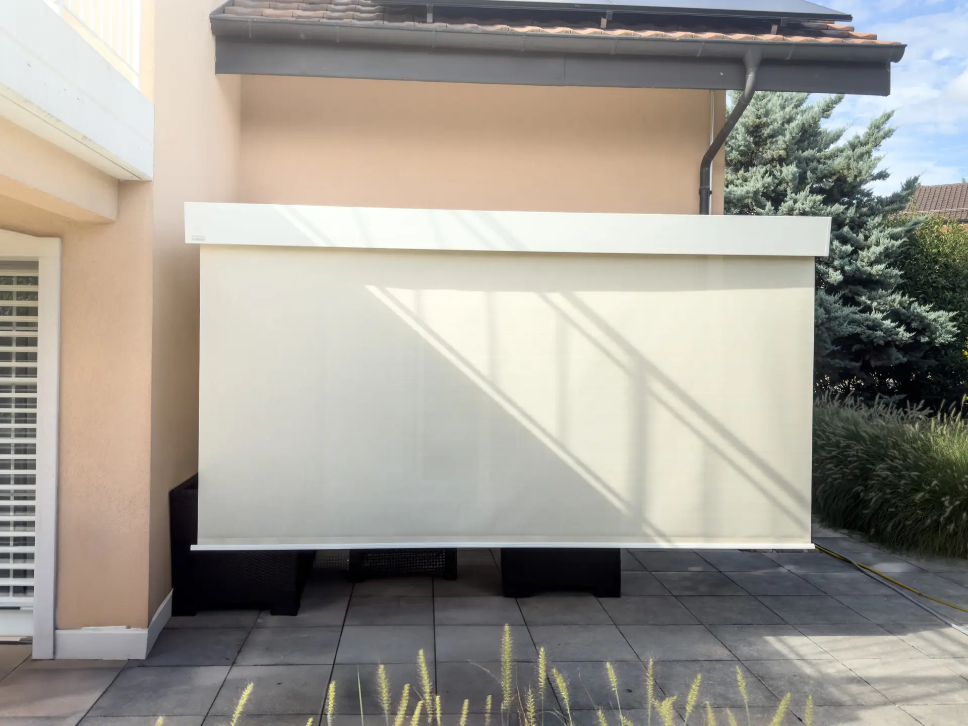 Installation de store CAMABOX sur terrasse à Crissier